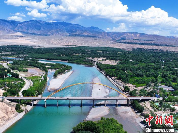 航拍貴德縣黃河岸畔綠意盎然?！●R銘言 攝