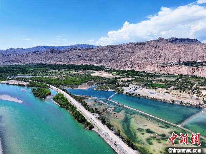 航拍貴德縣黃河岸畔綠意盎然?！●R銘言 攝