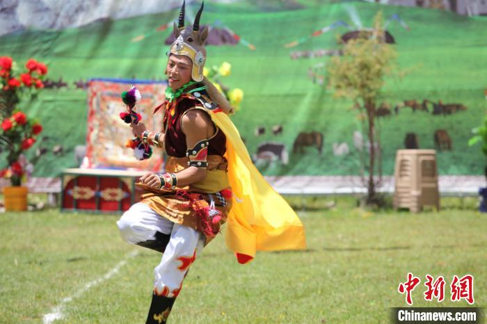 圖為演出人員表演現(xiàn)場。　班瑪縣文體旅游廣電局 供圖