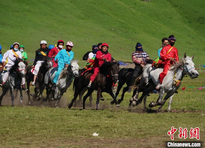 圖為選手進(jìn)行3000米賽馬比賽?！●R銘言 攝