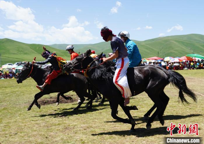 圖為選手進(jìn)行3000米賽馬比賽。　馬銘言 攝