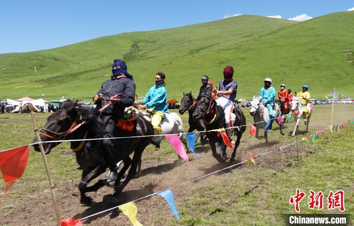 圖為選手進(jìn)行3000米賽馬比賽?！●R銘言 攝