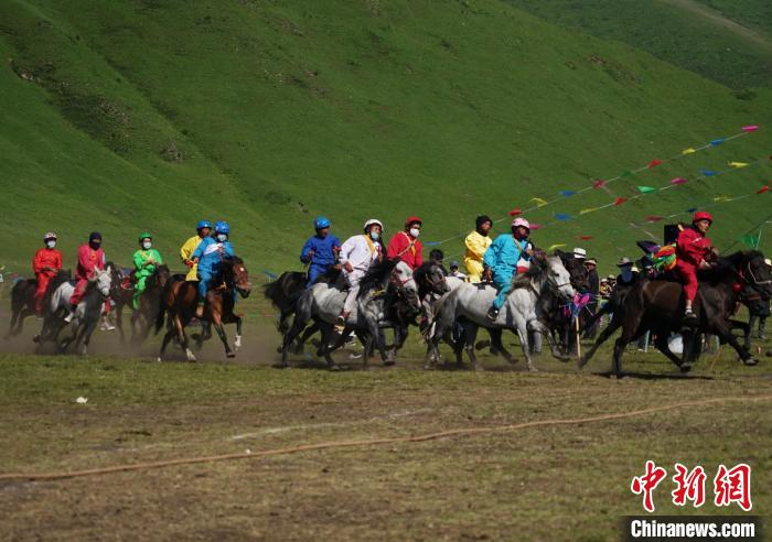 圖為選手進(jìn)行3000米賽馬比賽?！●R銘言 攝