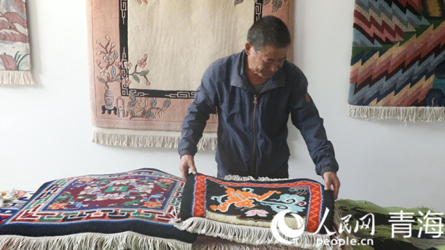 楊永良和他的作品。人民網(wǎng) 張皓芃攝