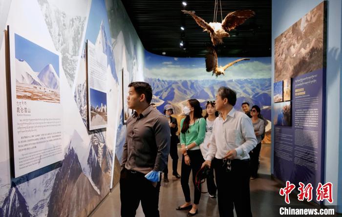 圖為中外嘉賓參觀玉樹(shù)州博物館。　馬銘言 攝