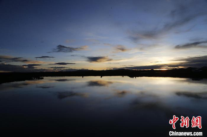 圖為夕陽(yáng)下的查旦濕地?！●R銘言 攝