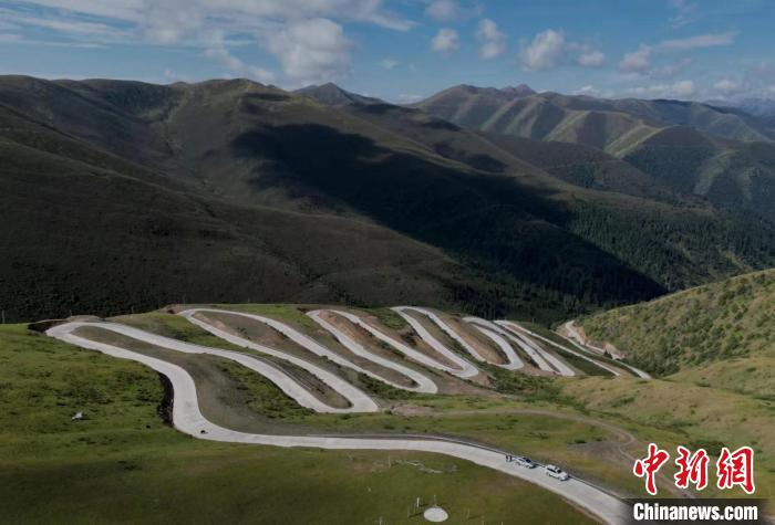 四川壤塘上藍(lán)天路：沿線居民致富的幸?！疤炻贰? oldsrc=