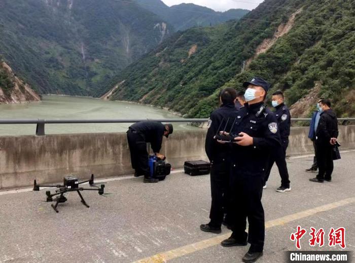 民警組成的搜尋隊(duì)利用無(wú)人機(jī)在震區(qū)開(kāi)展空中巡查。　甘孜州公安局供圖
