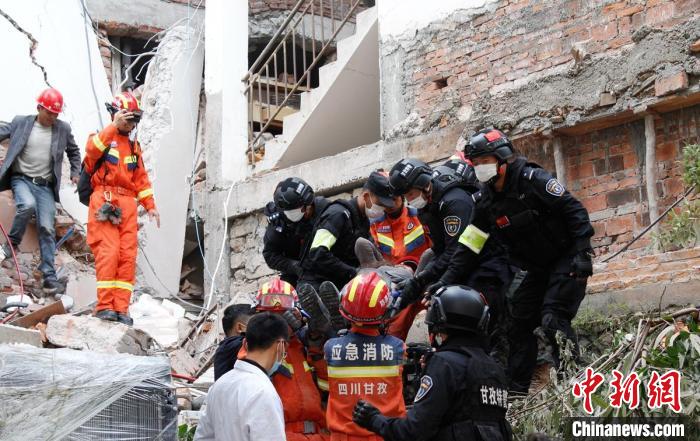 四川消防救援人員開展救援?！∷拇ㄏ?供圖