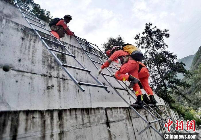 四川消防救援人員開展救援?！∷拇ㄏ?供圖