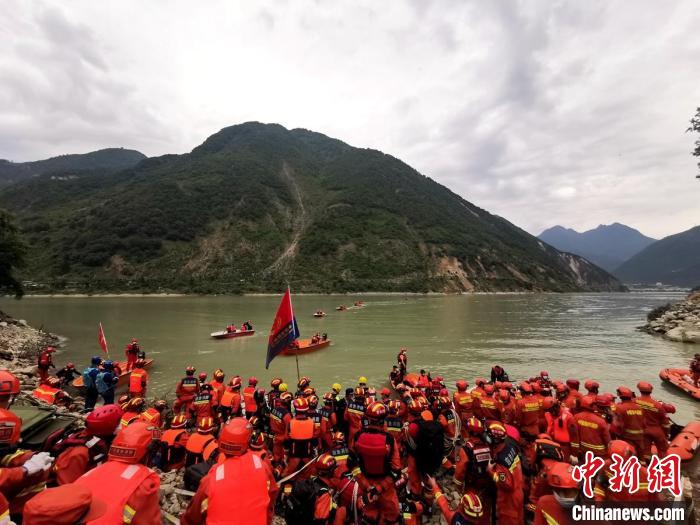 四川消防救援人員開展救援?！∷拇ㄏ?供圖