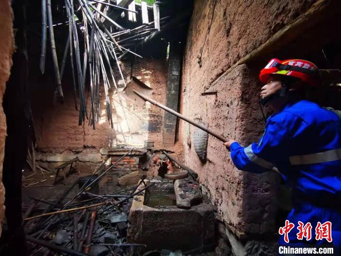 宜賓藍(lán)豹應(yīng)急救援隊搜救組成員劉方杰正在參與救援?！∈茉L者供圖