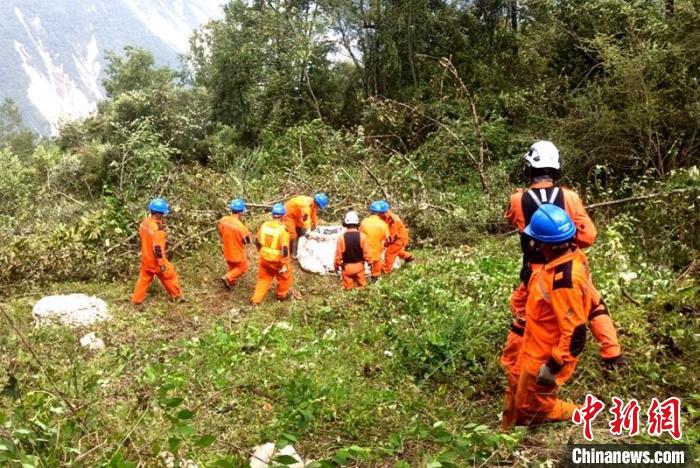 海拔1950米唐29號塔位搶險隊員正搬運直升機吊運上山的搶險材料?！⌒鞈c明 攝