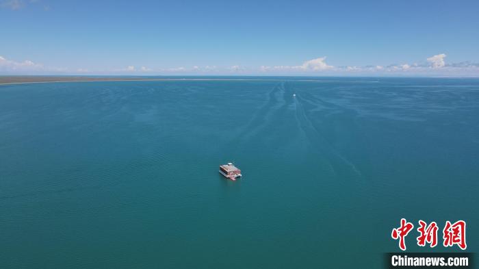 圖為航拍夏日青海湖?！±罱瓕?攝