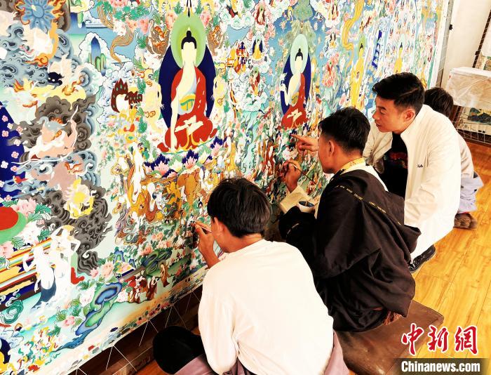 青海唐卡藝術(shù)小鎮(zhèn)：“勞模畫師”師帶徒，文化扶貧富一方