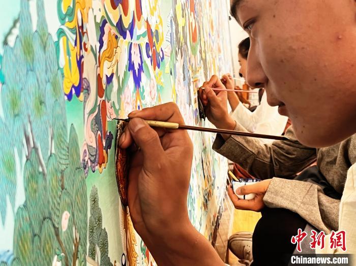 圖為畫(huà)師繪畫(huà)唐卡?！●R文莉 供圖