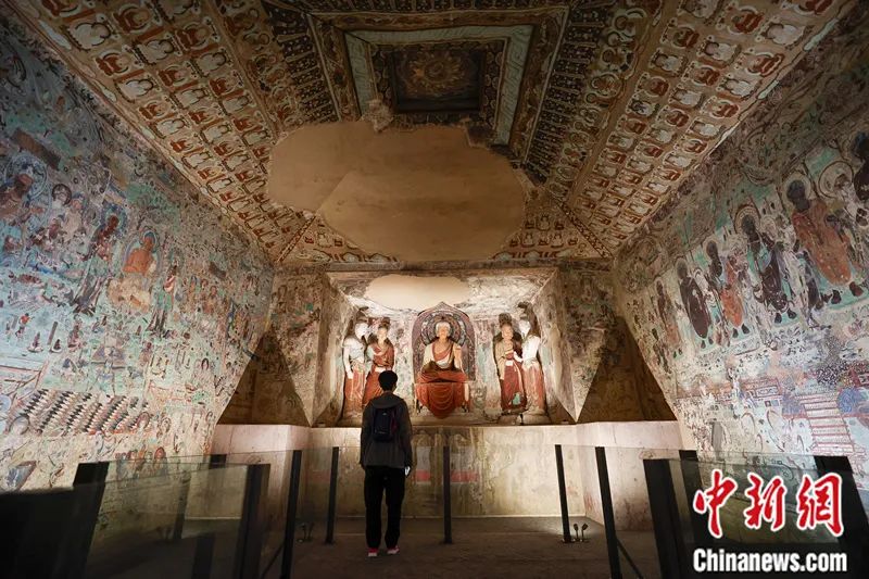 “敦行故遠(yuǎn)：故宮敦煌特展”上展出的敦煌莫高窟第220窟復(fù)制洞窟。杜洋 攝