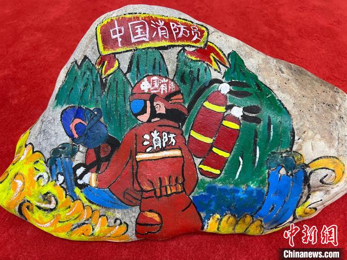 圖為玉樹(shù)消防指戰(zhàn)員創(chuàng)作的石頭畫作品《沖鋒有我》?！O瑞祥 攝