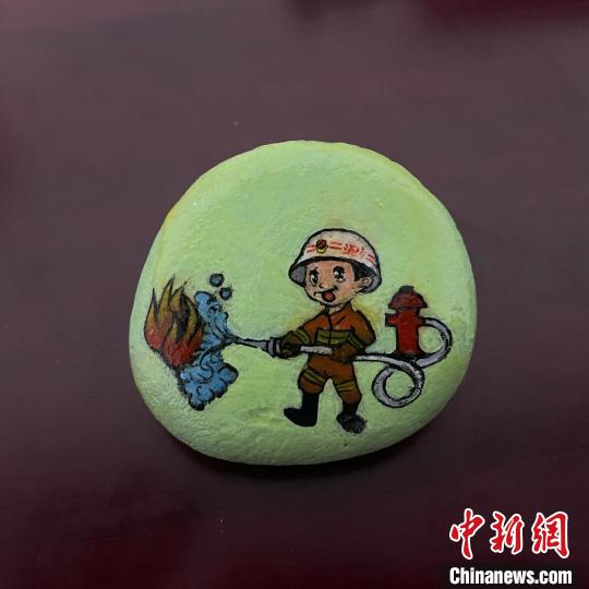 圖為玉樹(shù)消防指戰(zhàn)員創(chuàng)作的石頭畫作品《小小消防員》?！O瑞祥 攝