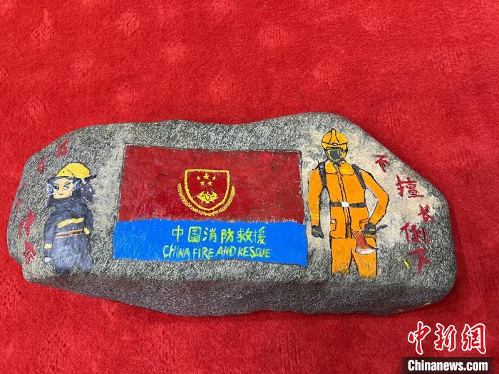 圖為玉樹(shù)消防指戰(zhàn)員創(chuàng)作的石頭畫作品《我有一個(gè)特點(diǎn)“不擅長(zhǎng)倒下”》?！O瑞祥 攝