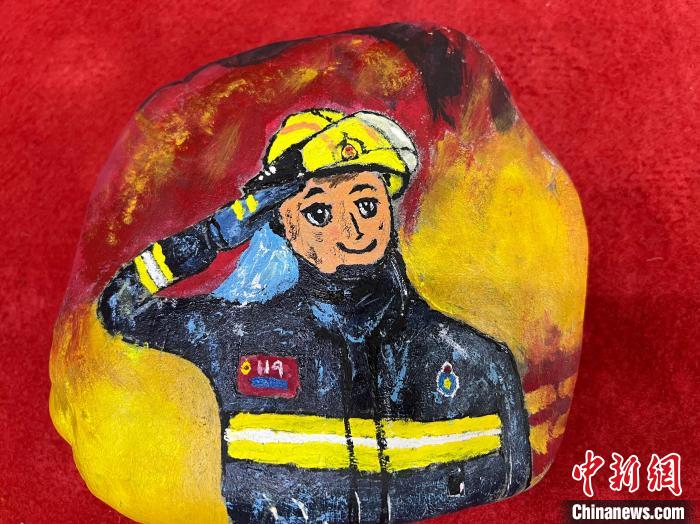 圖為玉樹(shù)消防指戰(zhàn)員創(chuàng)作的石頭畫作品《請(qǐng)祖國(guó)和人民放心》?！O瑞祥 攝