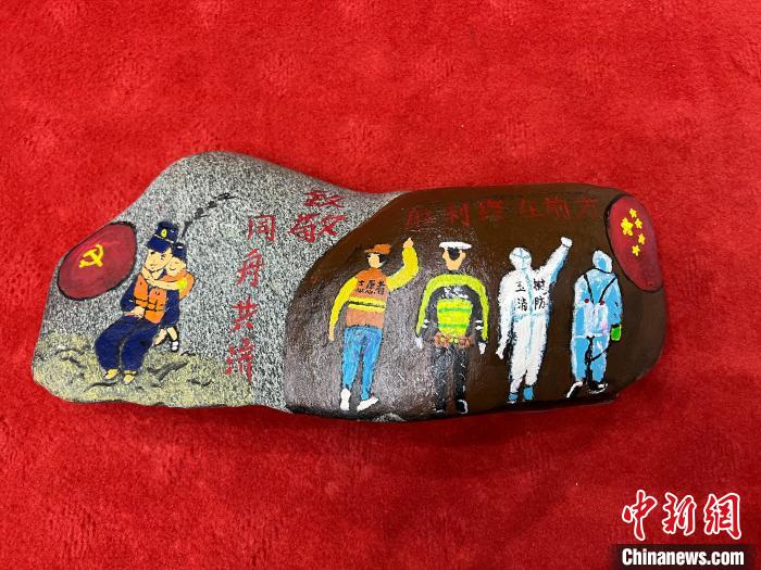 圖為玉樹(shù)消防指戰(zhàn)員創(chuàng)作的石頭畫作品《致敬“抗疫戰(zhàn)線”逆行的所有人》?！O瑞祥 攝