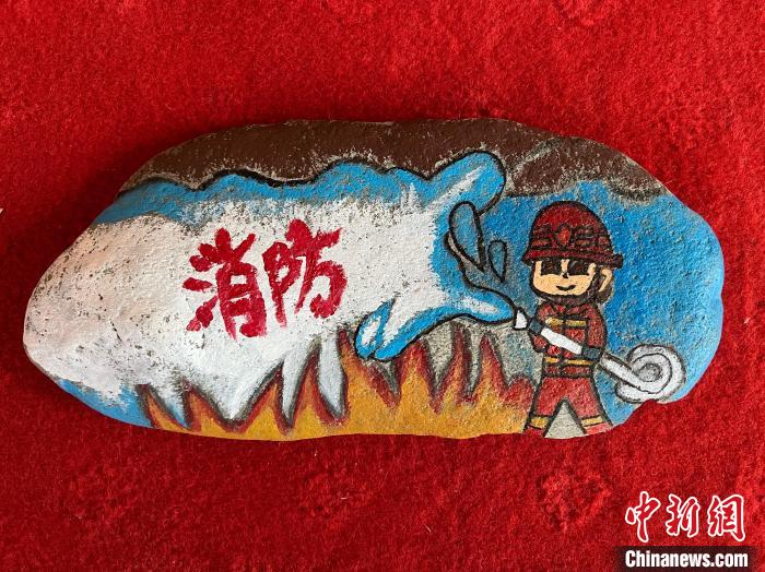 圖為玉樹(shù)消防指戰(zhàn)員創(chuàng)作的石頭畫作品《永遠(yuǎn)沖鋒在前》?！O瑞祥 攝