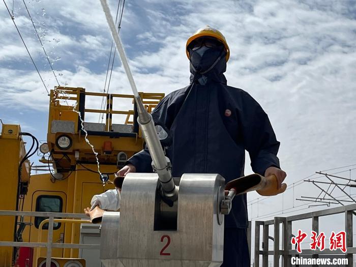 圖為水炮手操作高壓水炮進行作業(yè)。　高啟宏 攝