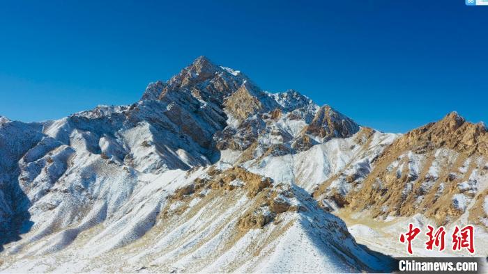圖為山川被白雪覆蓋，與藍(lán)天相互呼映?！《继m縣融媒體中心供圖