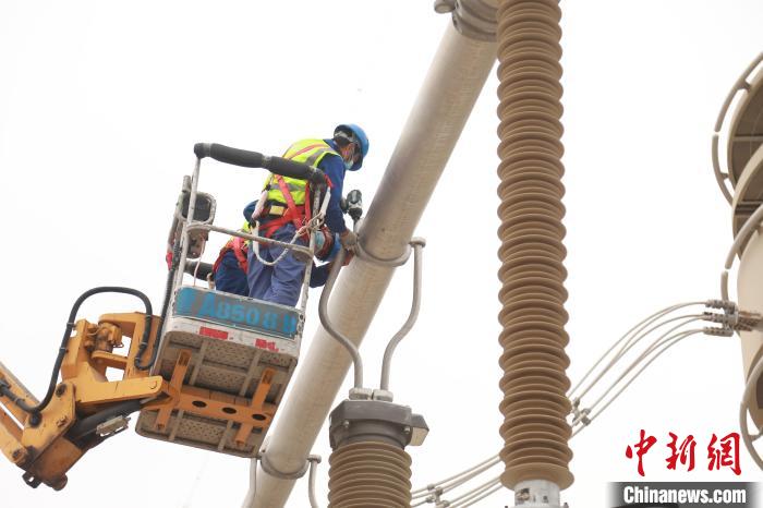 圖為國網(wǎng)青海超高壓公司變電檢修人員正在開展設(shè)備檢修工作?！≈煲闳?攝