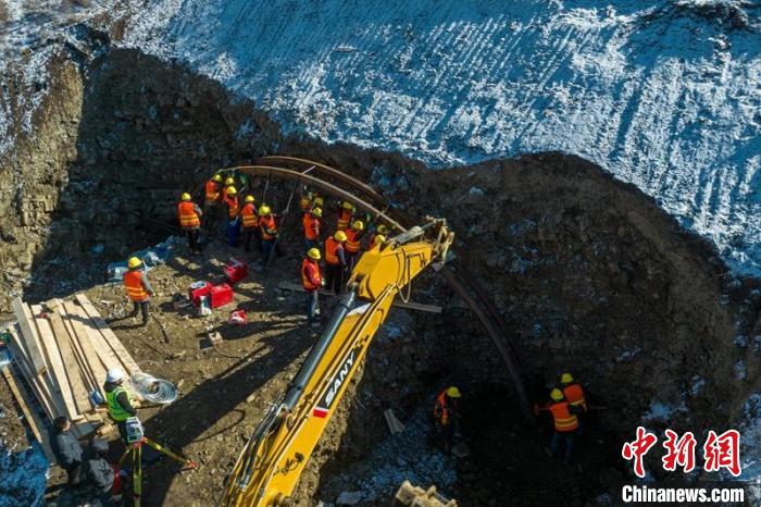 西成高鐵紅原2號隧道出口工人師傅正在進(jìn)行導(dǎo)向墻、管棚施工作業(yè)?！⒅铱?攝