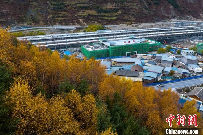 正在建設(shè)的成蘭鐵路松潘站?！⒅铱?攝