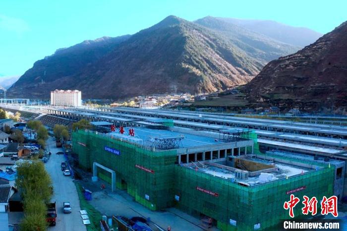 正在建設(shè)中的成蘭鐵路松潘站?！⒅铱?攝