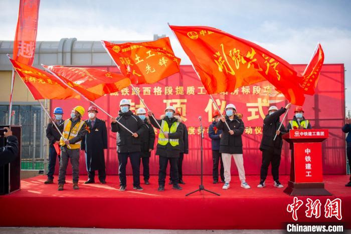 圖為封頂儀式現(xiàn)場。　浩爾娃 攝