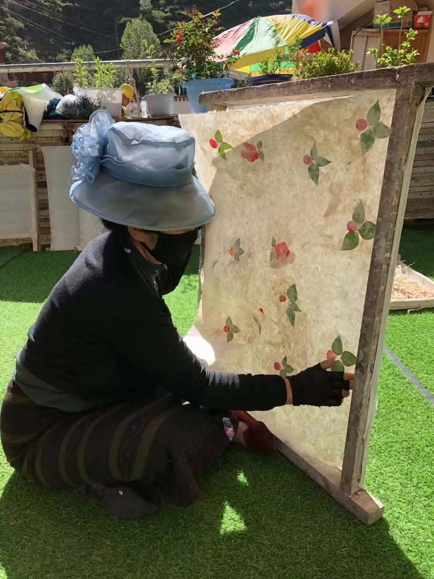 充巴傳統(tǒng)藏紙。德格縣融媒體中心供圖