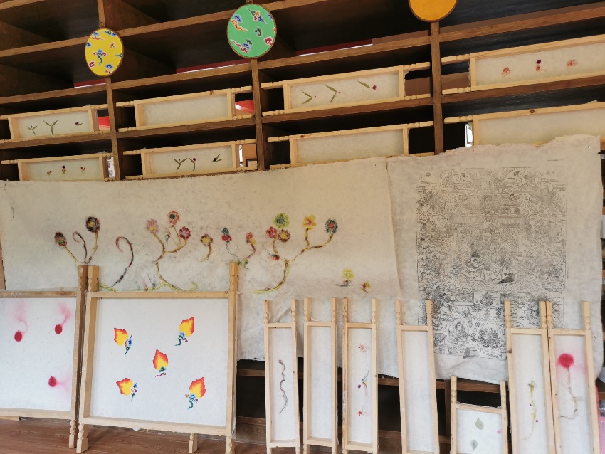 充巴傳統(tǒng)藏紙。德格縣融媒體中心供圖