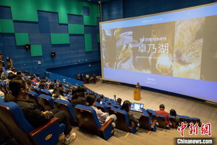 圖為首映式現(xiàn)場?！⊥踽?攝