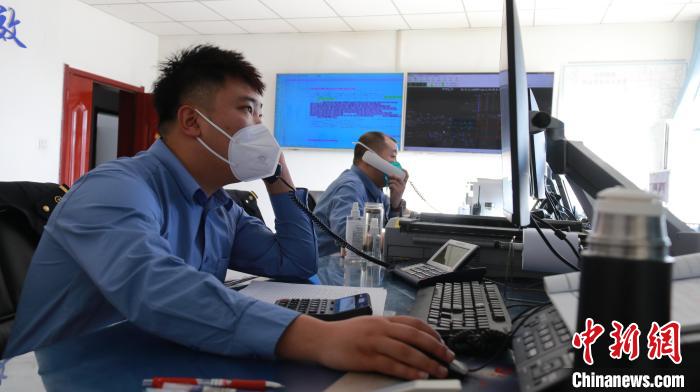 圖為貨運(yùn)調(diào)度人員與外勤工作人員聯(lián)系掌握車輛裝載情況。　李生燕 攝