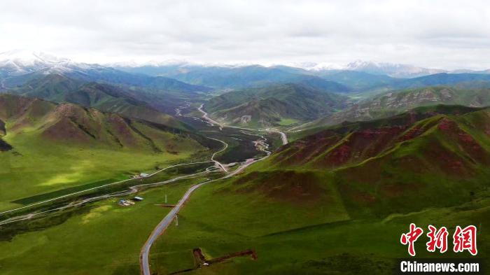圖為航拍G338線青海盤坡經(jīng)大通河橋至熱水段改建工程。(資料圖) 青海交控集團 供圖