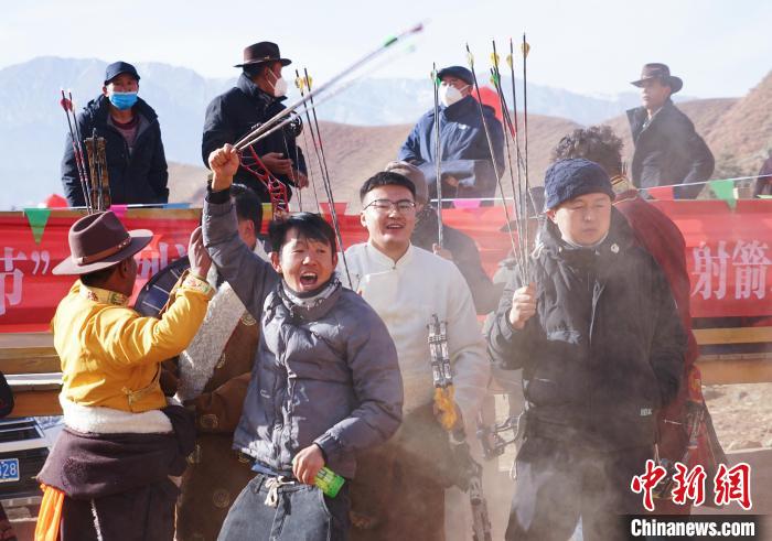 圖為藏族民眾跺腳歡呼慶祝弓箭手射中靶心?！●R銘言 攝