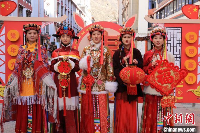 丹巴美女送祝福，迎新年?！±钣腊?攝