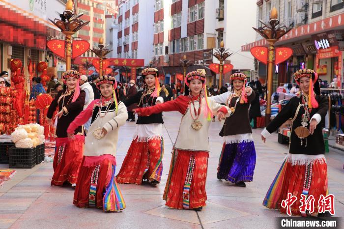 丹巴女孩在街頭跳起歡快歌舞迎接新年到來?！〖o 攝