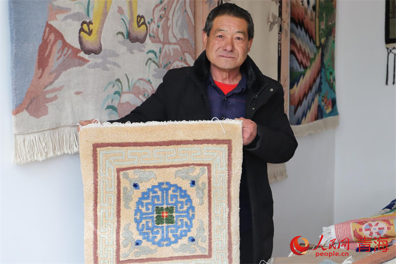 楊永良展示作品。人民網(wǎng) 況玉攝