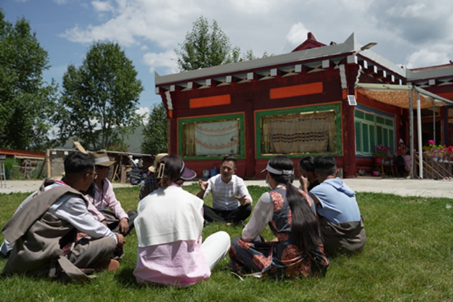 趙奎深入爐霍縣鄉(xiāng)村與藏族群眾開展座談。爐霍縣自然資源局供圖