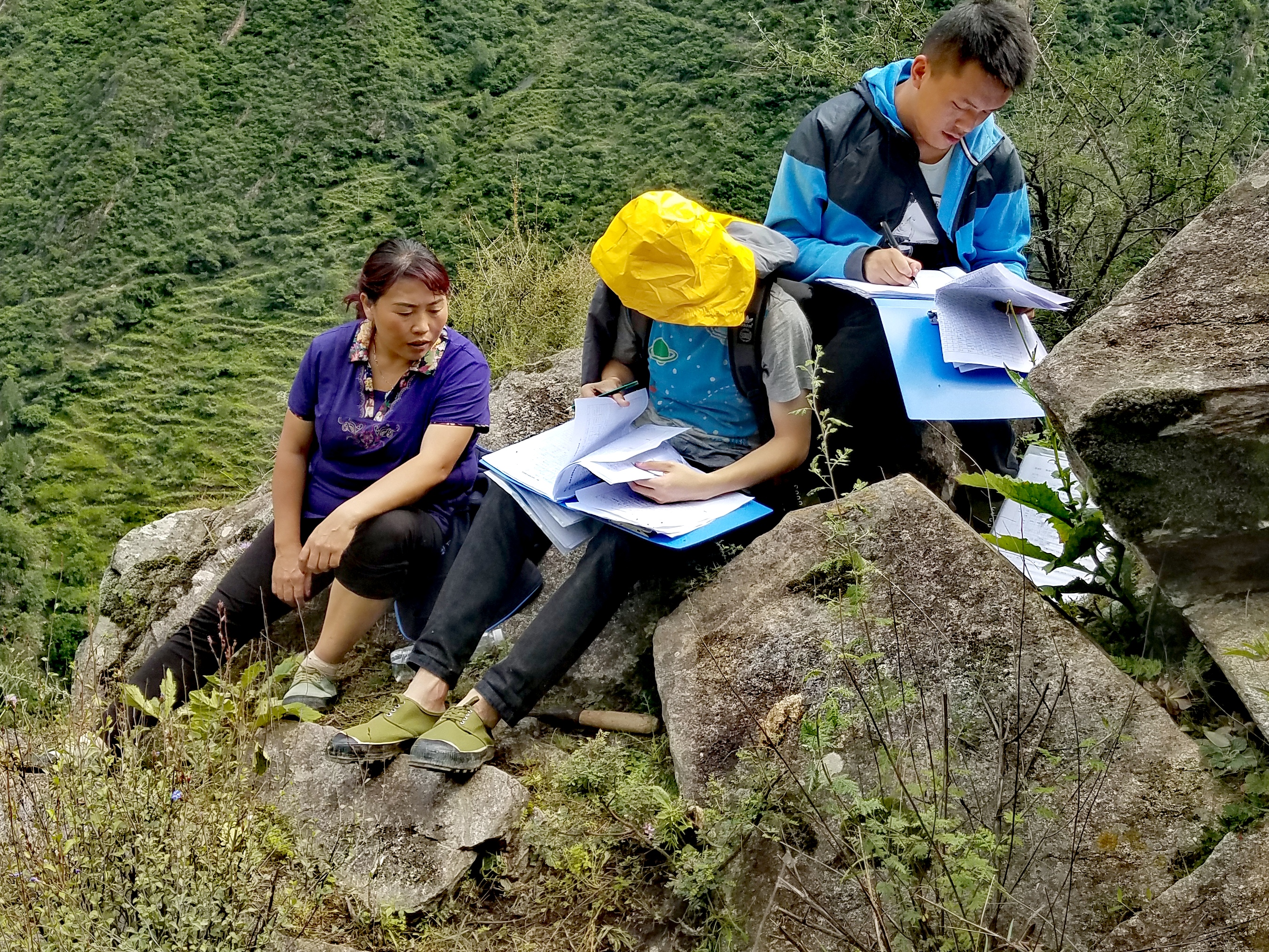 　2022年，余德春(左)協(xié)助排查震后地質(zhì)災害隱患點。(圖為余德春提供)