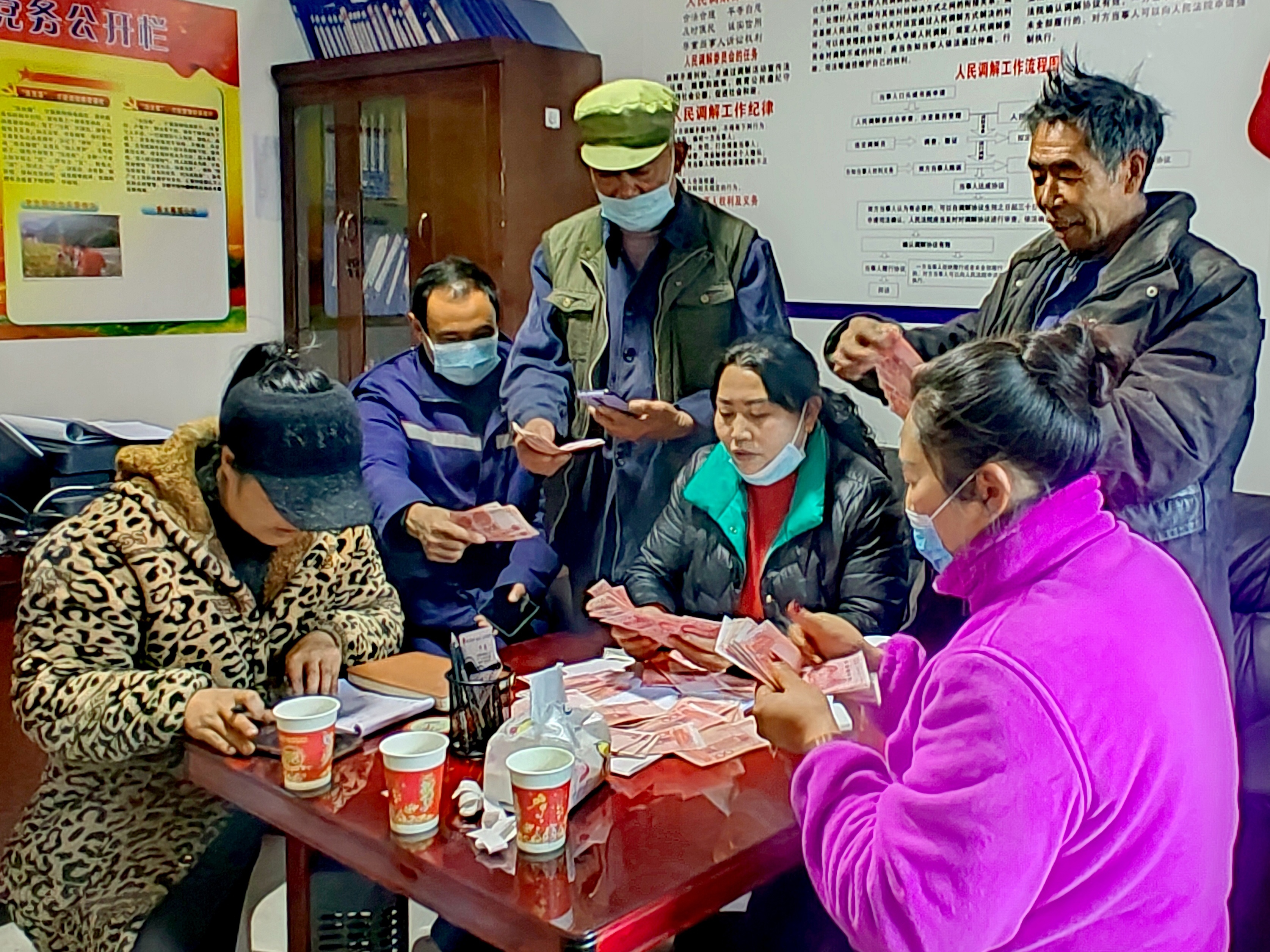 2022年，余德春給村民分紅。(圖為余德春提供)