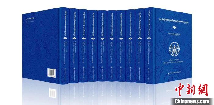 圖為青海果洛州藏醫(yī)專家桑德才讓擔(dān)任主編的《藏醫(yī)傳染性疾病文獻(xiàn)集成》?！∈茉L者 供圖