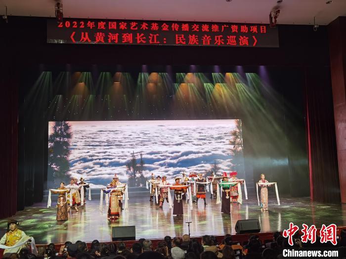 圖為演出現(xiàn)場(chǎng)?！∨擞隄?攝