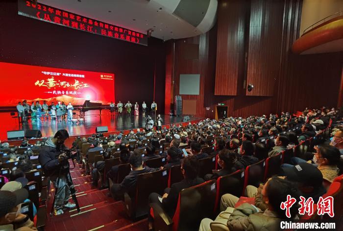 圖為演出現(xiàn)場(chǎng)?！∨擞隄?攝