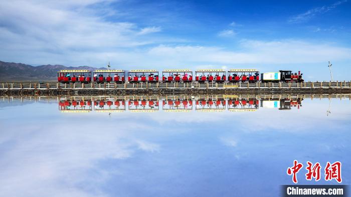 圖為茶卡鹽湖上的小火車。(資料圖) 王生榮 攝